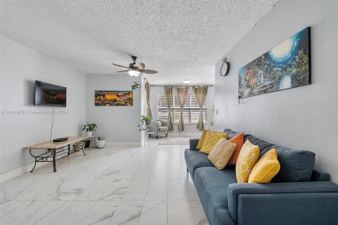 Condo in Sunrise, Florida, 2 bedrooms  № 1372500 - photo 11