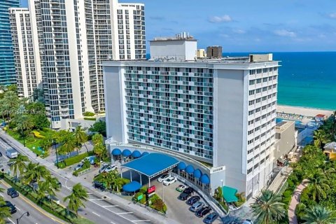 Condo in Sunny Isles Beach, Florida, 3 rooms  № 1372501 - photo 1