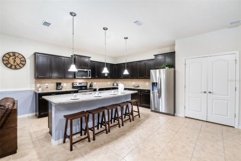Casa en venta en Kissimmee, Florida, 9 dormitorios, 407.93 m2 № 441723 - foto 2