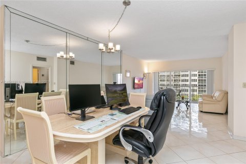 Condominio en venta en Hallandale Beach, Florida, 1 dormitorio, 80.82 m2 № 723458 - foto 7