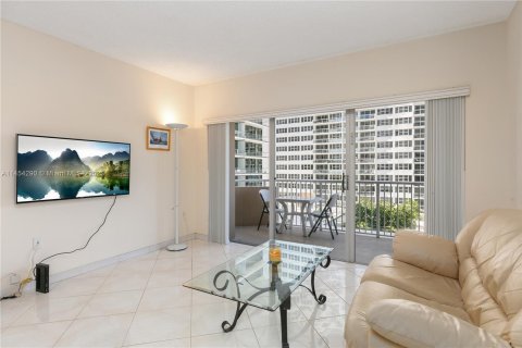Condominio en venta en Hallandale Beach, Florida, 1 dormitorio, 80.82 m2 № 723458 - foto 1