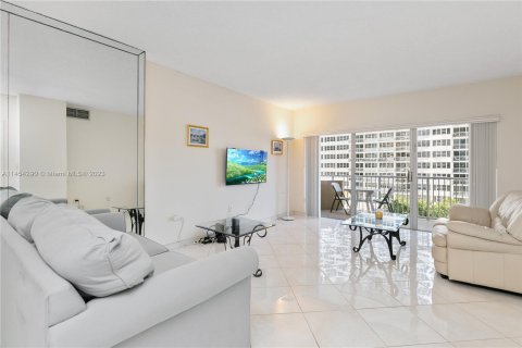 Condominio en venta en Hallandale Beach, Florida, 1 dormitorio, 80.82 m2 № 723458 - foto 2