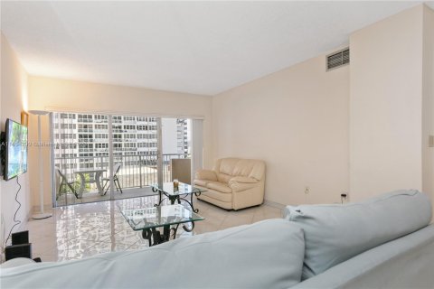 Condominio en venta en Hallandale Beach, Florida, 1 dormitorio, 80.82 m2 № 723458 - foto 3