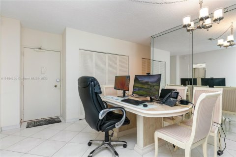 Condominio en venta en Hallandale Beach, Florida, 1 dormitorio, 80.82 m2 № 723458 - foto 8