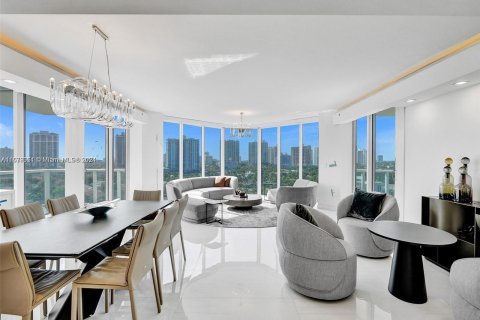 Condo in Sunny Isles Beach, Florida, 3 bedrooms  № 1410866 - photo 1