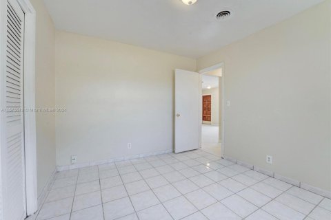 Casa en venta en Hollywood, Florida, 4 dormitorios, 218.69 m2 № 1140916 - foto 4
