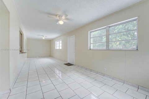 House in Hollywood, Florida 4 bedrooms, 218.69 sq.m. № 1140916 - photo 12