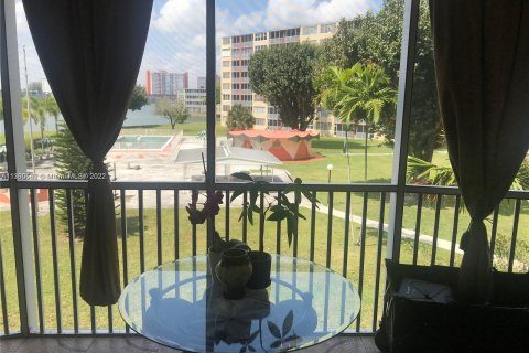 Condo in Miami, Florida, 2 bedrooms  № 159381 - photo 1