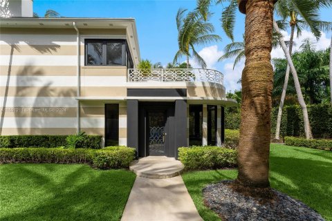 House in Miami Beach, Florida 4 bedrooms, 348.94 sq.m. № 1181224 - photo 15