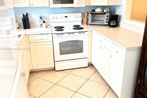 Condo in Stuart, Florida, 2 bedrooms  № 1351679 - photo 17