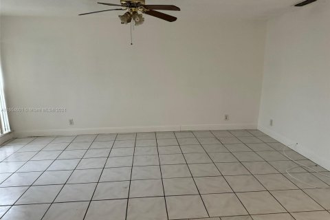 Condo in North Lauderdale, Florida, 2 bedrooms  № 1351685 - photo 4