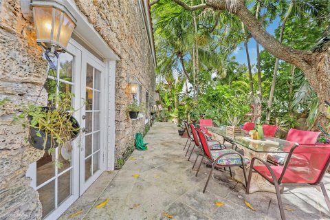 Villa ou maison à vendre à Miami, Floride: 4 chambres, 340.67 m2 № 1333294 - photo 4