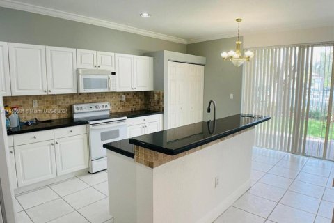 Townhouse in Miramar, Florida 4 bedrooms, 184.88 sq.m. № 1345431 - photo 15