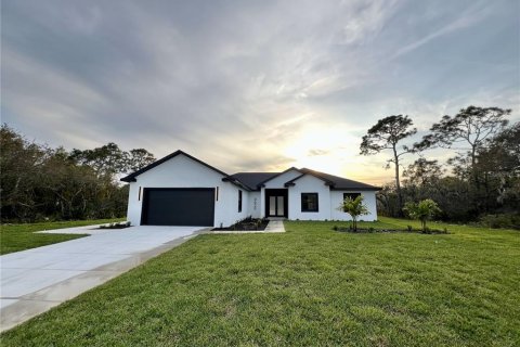 House in Sebring, Florida 4 bedrooms, 194.63 sq.m. № 1121898 - photo 1