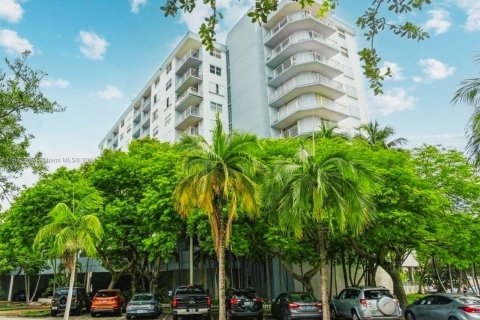 Condo in Miami Beach, Florida, 1 bedroom  № 1293268 - photo 1