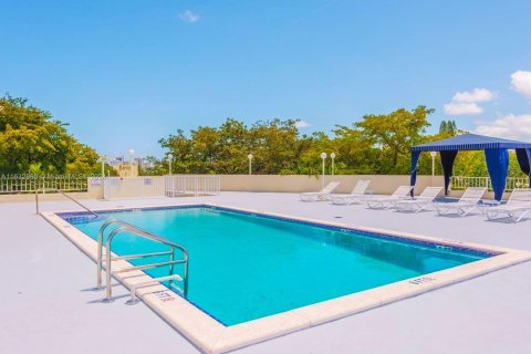 Condo in Miami Beach, Florida, 1 bedroom  № 1293268 - photo 15