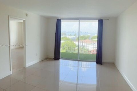 Condo in Miami Beach, Florida, 1 bedroom  № 1293268 - photo 2