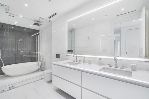 Condominio en alquiler en Miami, Florida, 2 dormitorios, 122.35 m2 № 1293269 - foto 12