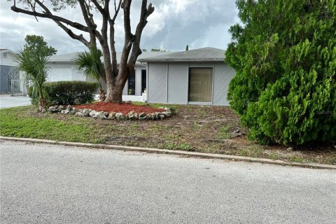 House in Port Richey, Florida 3 bedrooms, 154.4 sq.m. № 1288461 - photo 3