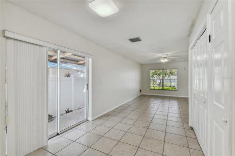 House in Tampa, Florida 3 bedrooms, 110.37 sq.m. № 1410342 - photo 26