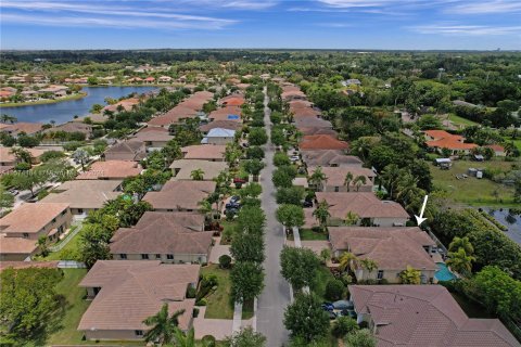 House in Pembroke Pines, Florida 5 bedrooms, 263.29 sq.m. № 1153411 - photo 30