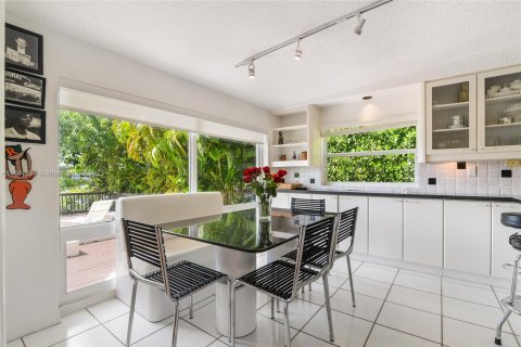 Villa ou maison à vendre à North Miami Beach, Floride: 4 chambres, 316.7 m2 № 685775 - photo 12