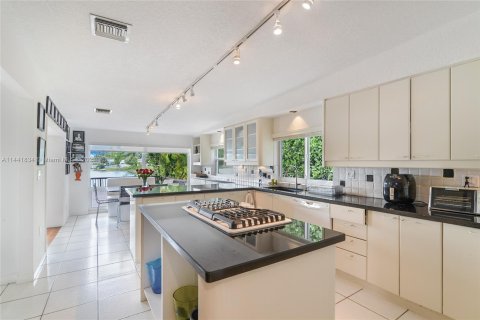 Villa ou maison à vendre à North Miami Beach, Floride: 4 chambres, 316.7 m2 № 685775 - photo 9