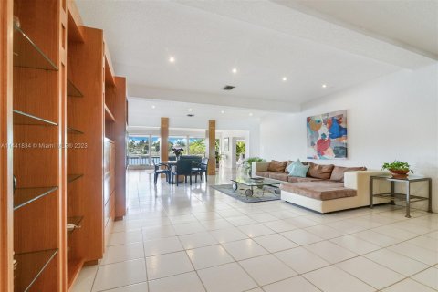 Villa ou maison à vendre à North Miami Beach, Floride: 4 chambres, 316.7 m2 № 685775 - photo 5