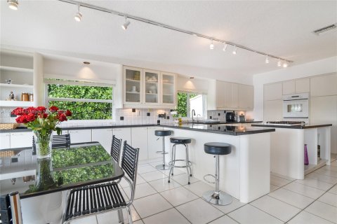 Villa ou maison à vendre à North Miami Beach, Floride: 4 chambres, 316.7 m2 № 685775 - photo 10