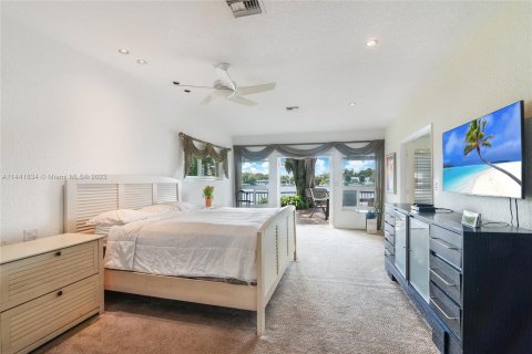 Villa ou maison à vendre à North Miami Beach, Floride: 4 chambres, 316.7 m2 № 685775 - photo 19