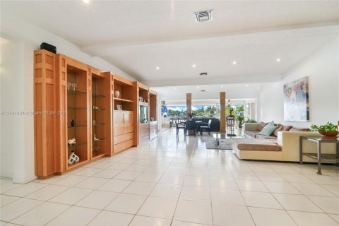 Villa ou maison à vendre à North Miami Beach, Floride: 4 chambres, 316.7 m2 № 685775 - photo 6