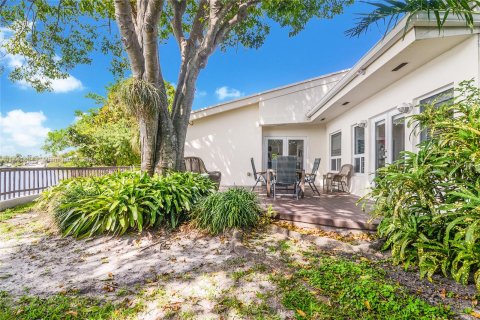 Villa ou maison à vendre à North Miami Beach, Floride: 4 chambres, 316.7 m2 № 685775 - photo 3