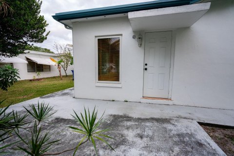 House in Lauderdale Lakes, Florida 2 bedrooms, 127.46 sq.m. № 973018 - photo 1