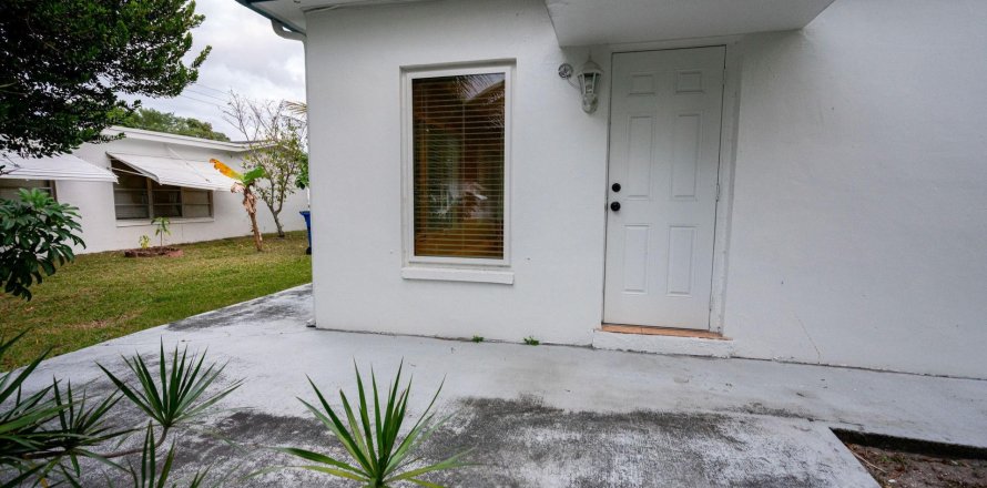 House in Lauderdale Lakes, Florida 2 bedrooms, 127.46 sq.m. № 973018