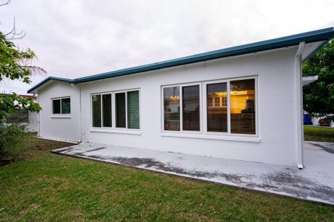 House in Lauderdale Lakes, Florida 2 bedrooms, 127.46 sq.m. № 973018 - photo 2