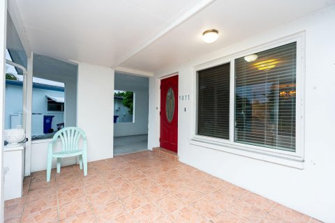 House in Lauderdale Lakes, Florida 2 bedrooms, 127.46 sq.m. № 973018 - photo 4