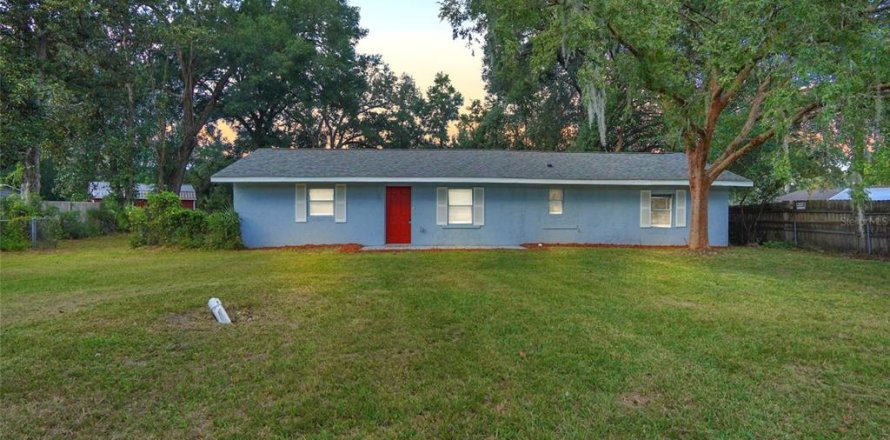 House in Ocala, Florida 3 bedrooms, 132.39 sq.m. № 1415177