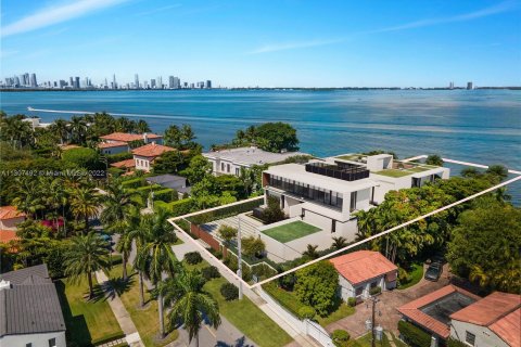 Villa ou maison à vendre à Miami Beach, Floride: 9 chambres, 1166.11 m2 № 176515 - photo 2