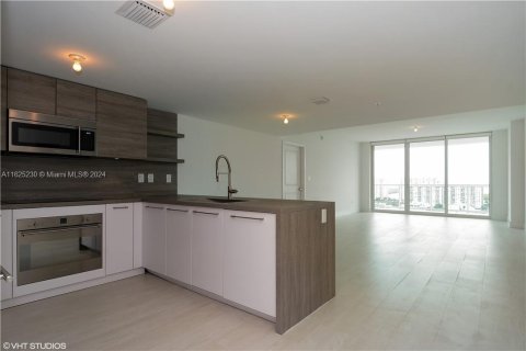 Condominio en venta en Sunny Isles Beach, Florida, 2 dormitorios, 144.28 m2 № 1271645 - foto 11