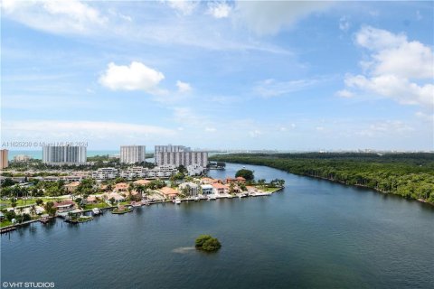 Condo in Sunny Isles Beach, Florida, 2 bedrooms  № 1271645 - photo 1