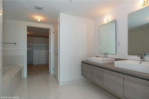 Condominio en venta en Sunny Isles Beach, Florida, 2 dormitorios, 144.28 m2 № 1271645 - foto 15