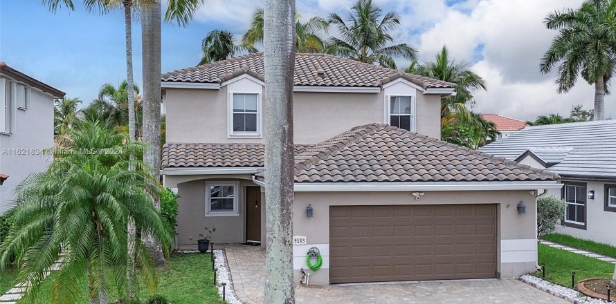 House in Pembroke Pines, Florida 3 bedrooms, 185.62 sq.m. № 1271643