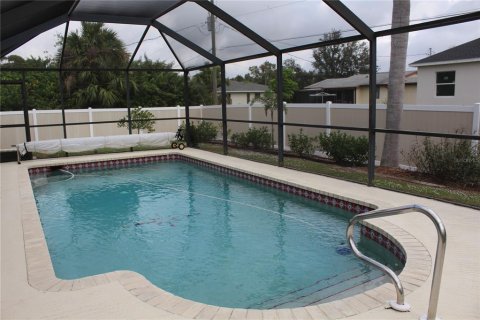 House in Port Charlotte, Florida 3 bedrooms, 133.31 sq.m. № 872612 - photo 9