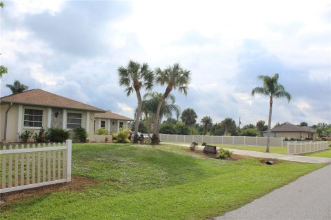 House in Port Charlotte, Florida 3 bedrooms, 133.31 sq.m. № 872612 - photo 2