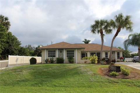 House in Port Charlotte, Florida 3 bedrooms, 133.31 sq.m. № 872612 - photo 1