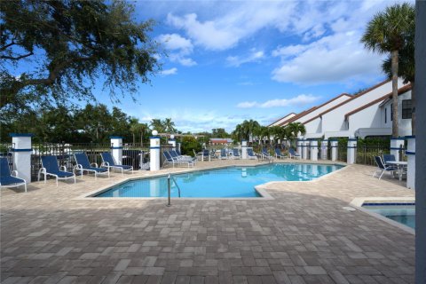 Townhouse in Palm Beach Gardens, Florida 3 bedrooms, 152.55 sq.m. № 869908 - photo 8