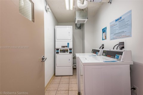 Copropriété à vendre à Hallandale Beach, Floride: 1 chambre, 68.84 m2 № 967846 - photo 25