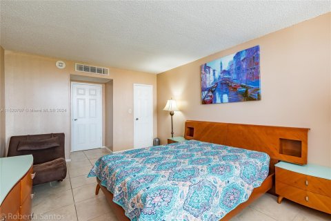 Condo in Hallandale Beach, Florida, 1 bedroom  № 967846 - photo 22