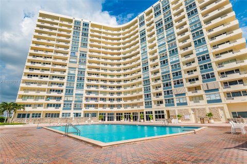 Copropriété à vendre à Hallandale Beach, Floride: 1 chambre, 68.84 m2 № 967846 - photo 2