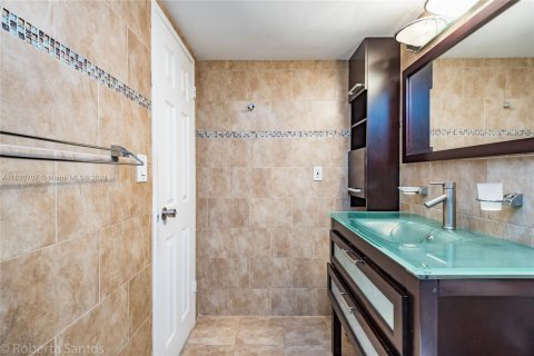 Condo in Hallandale Beach, Florida, 1 bedroom  № 967846 - photo 20